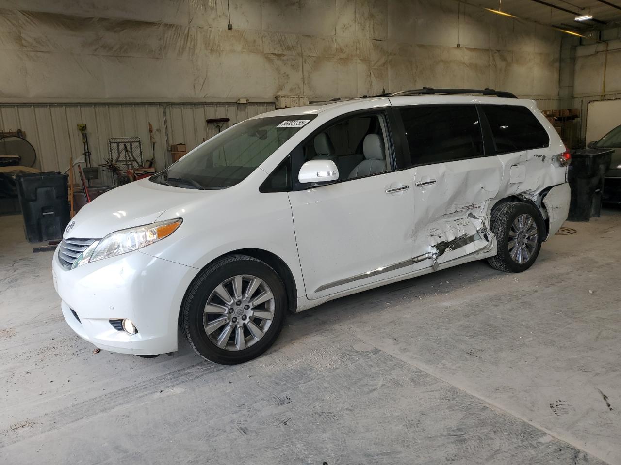 TOYOTA SIENNA XLE 2013