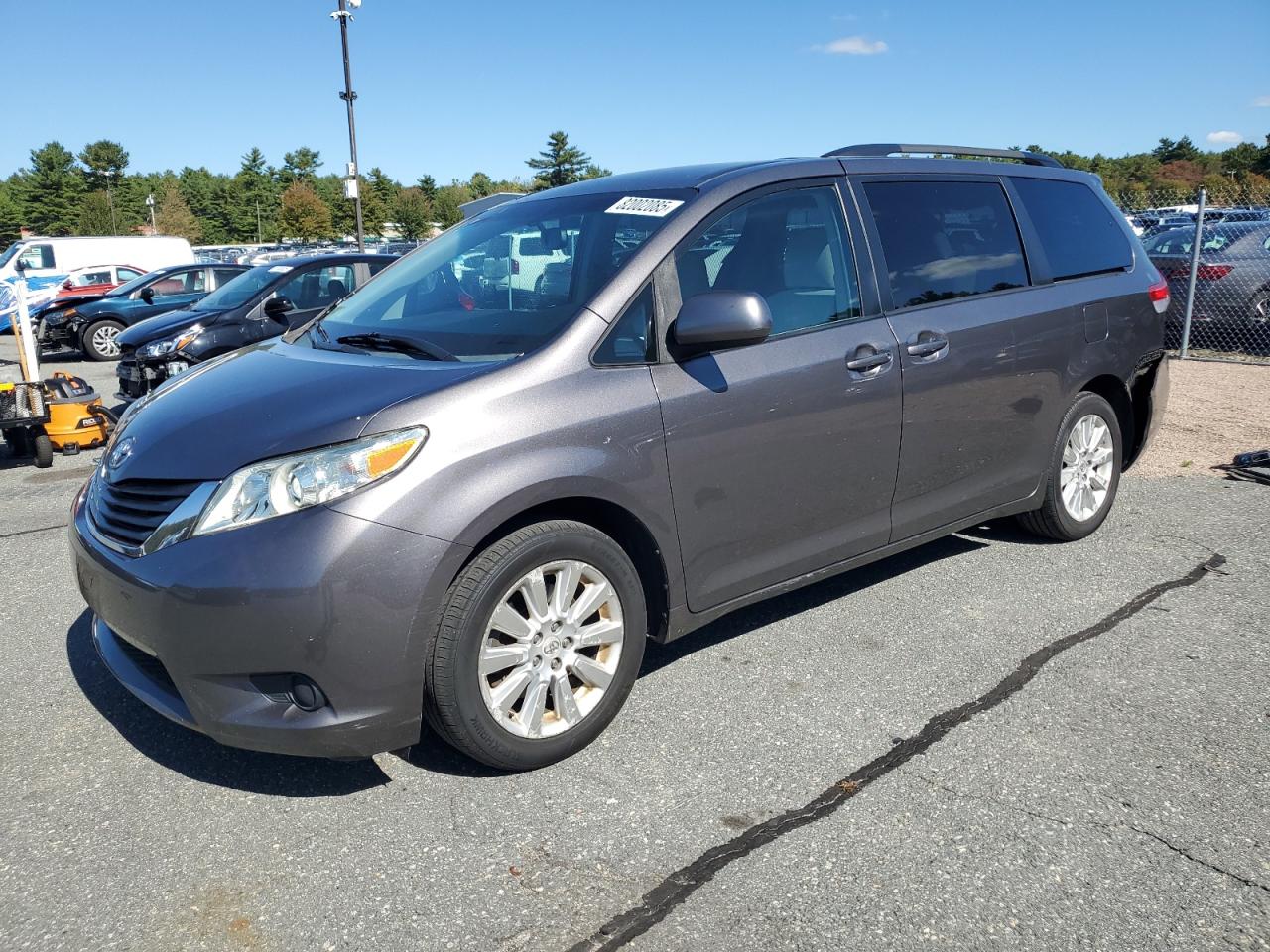 TOYOTA SIENNA LE 2011