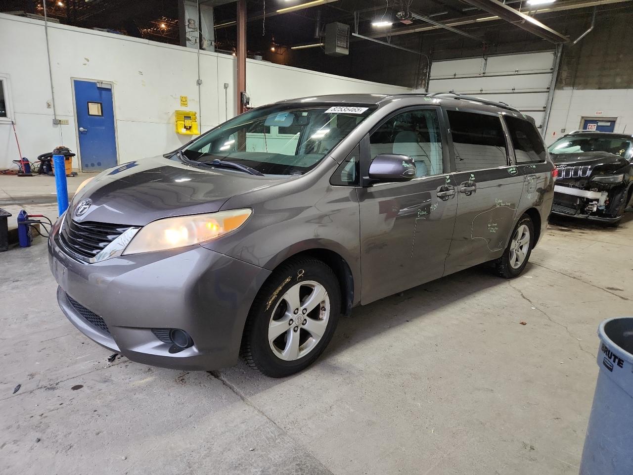 TOYOTA SIENNA LE 2011