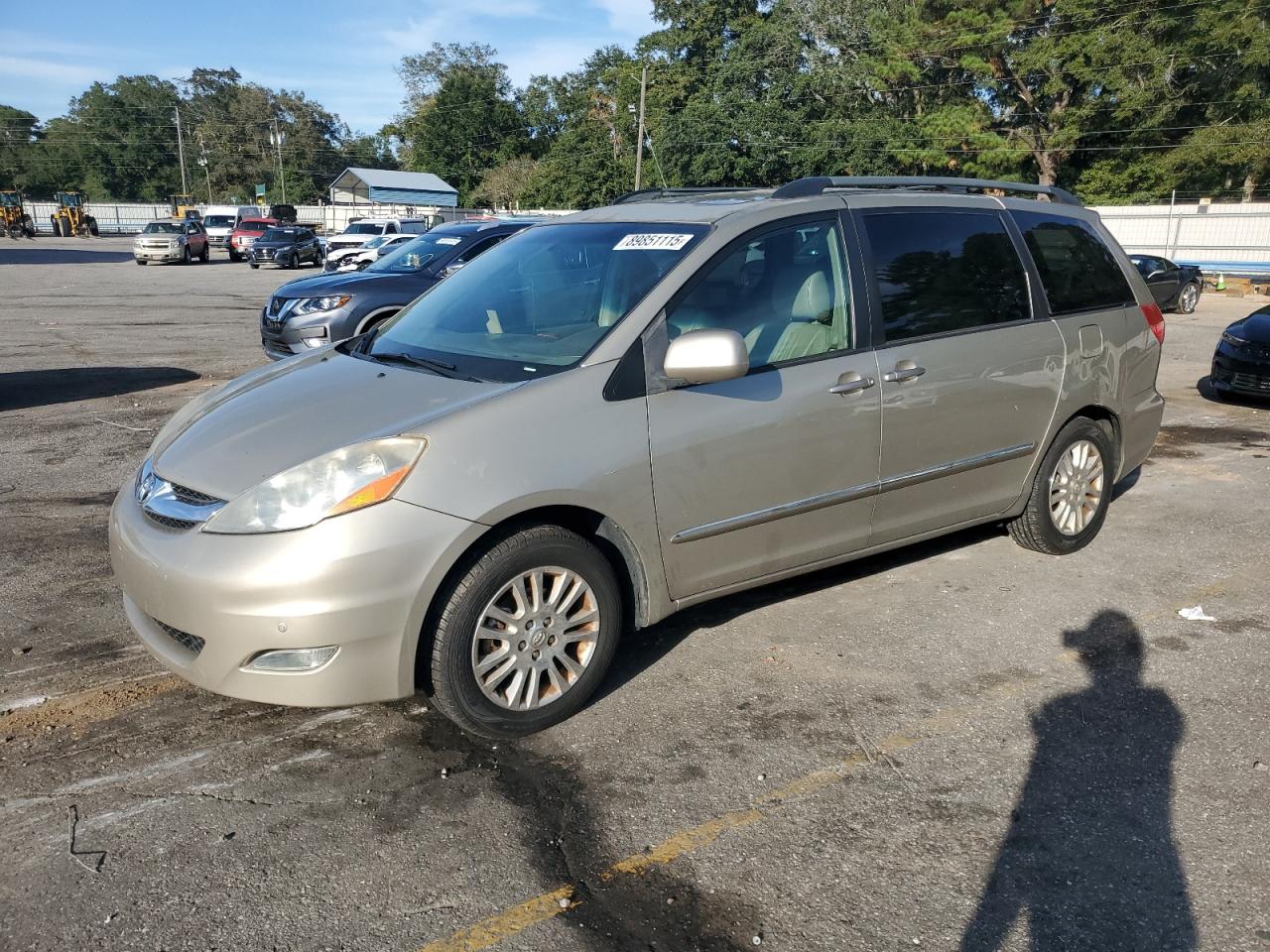 TOYOTA SIENNA XLE 2010