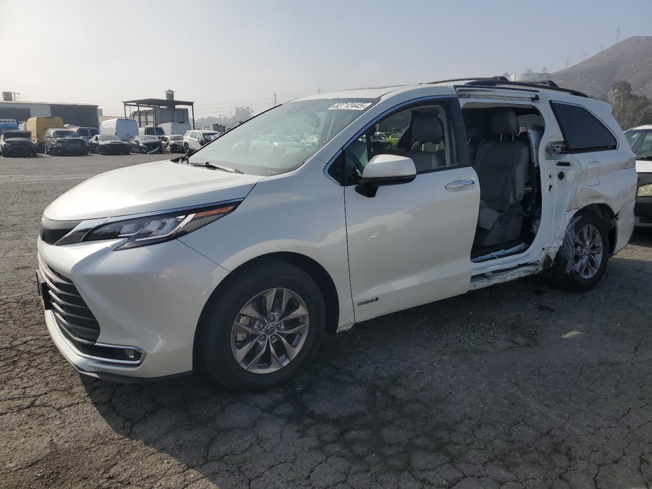 TOYOTA SIENNA XLE 2021