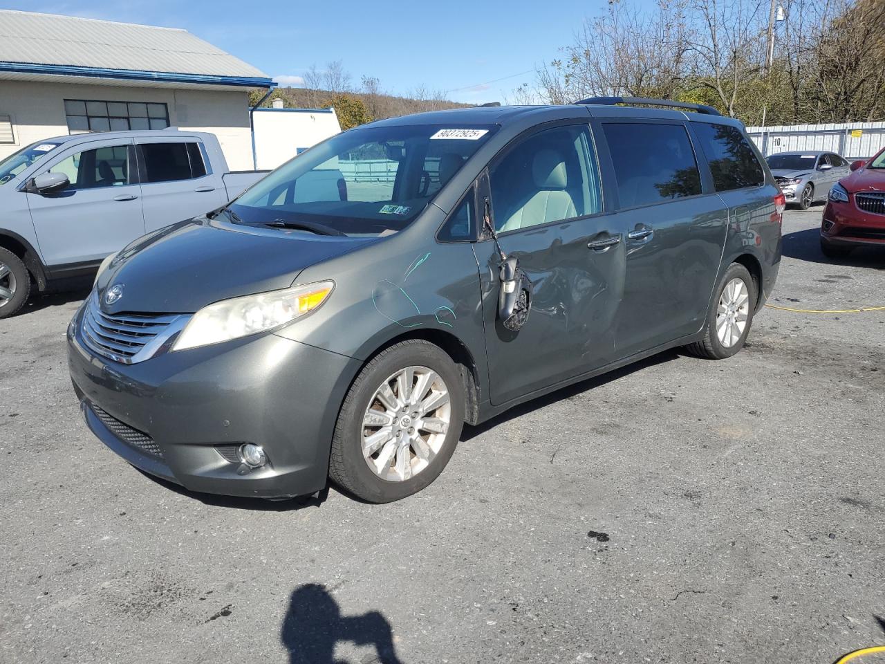 TOYOTA SIENNA XLE 2011