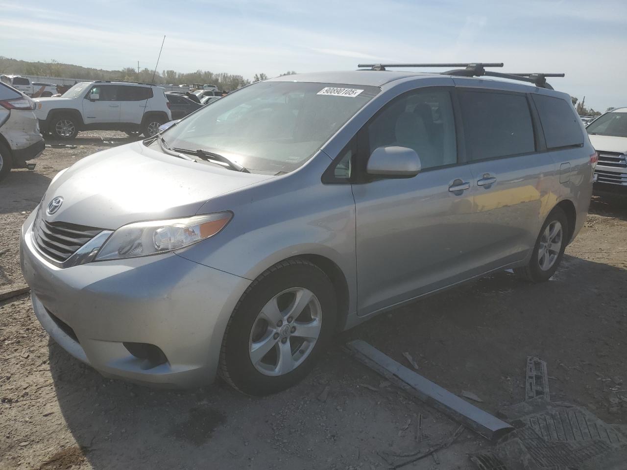 TOYOTA SIENNA LE 2011