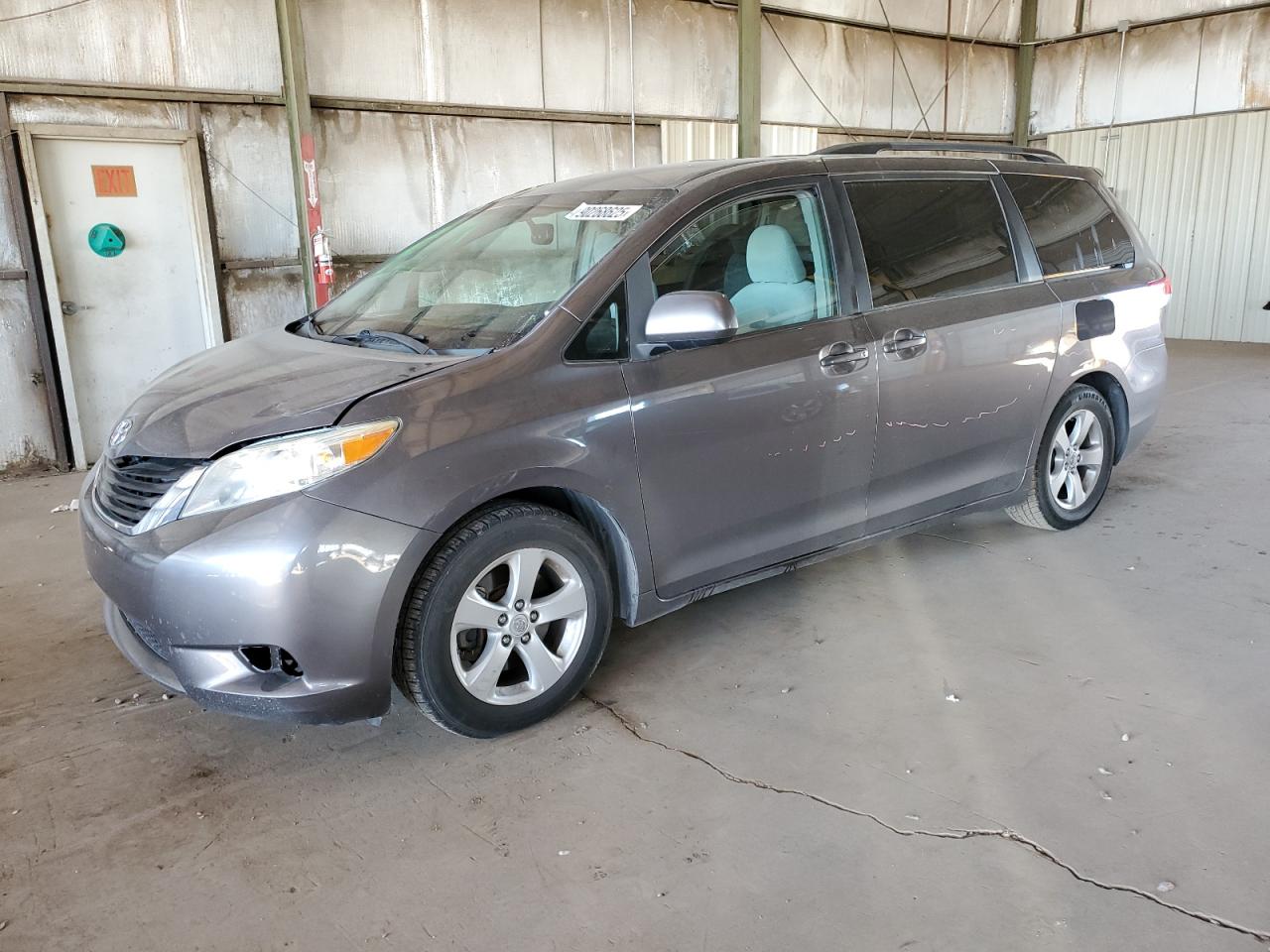 TOYOTA SIENNA LE 2011