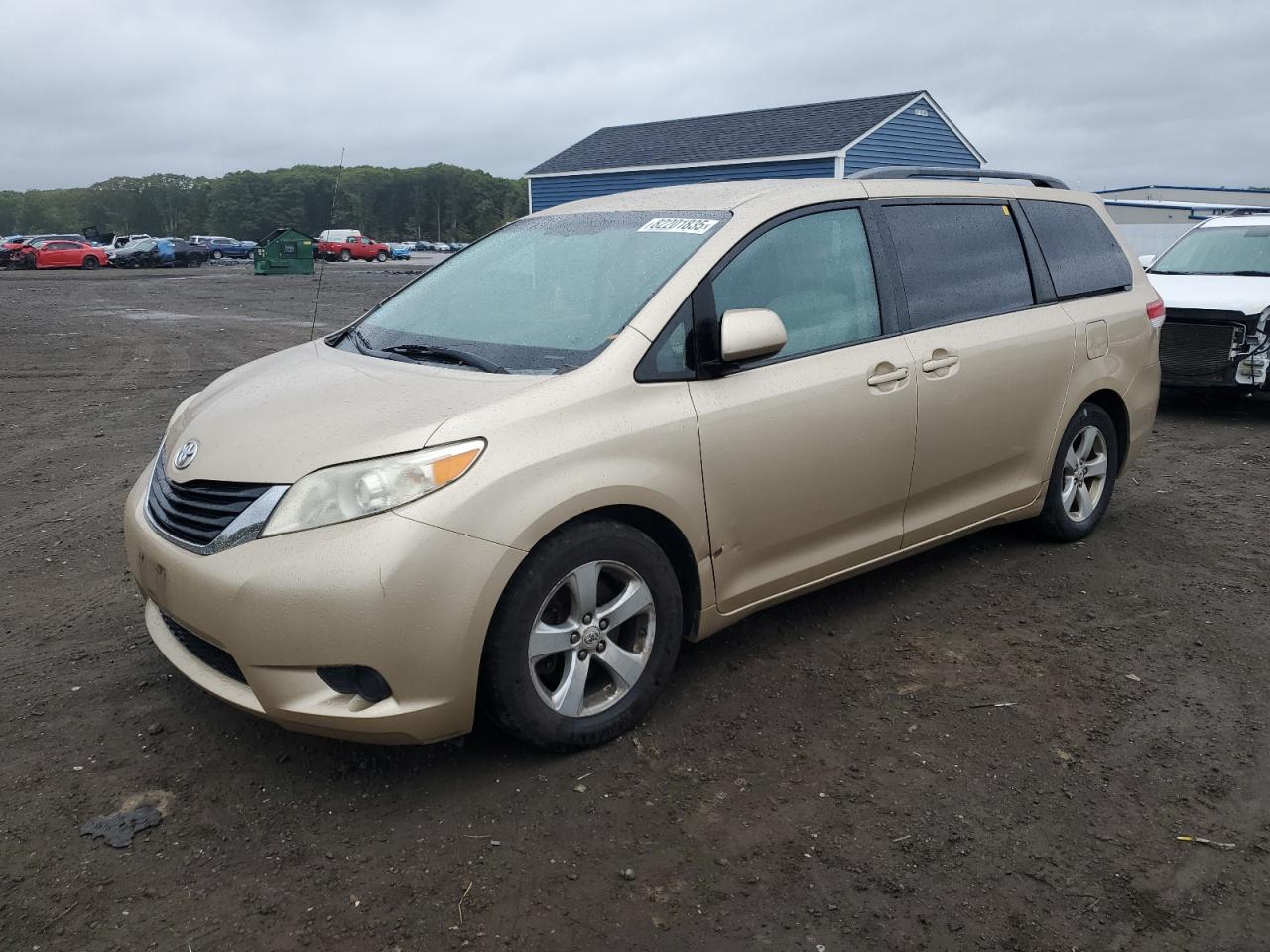 TOYOTA SIENNA LE 2011