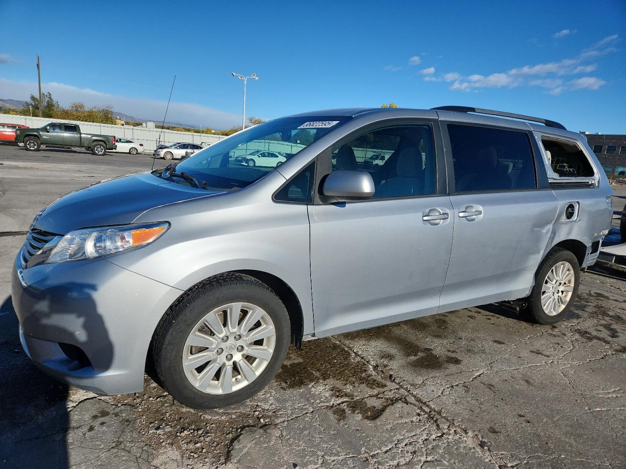 TOYOTA SIENNA LE 2014