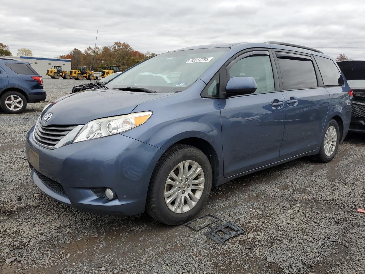 TOYOTA SIENNA XLE 2013