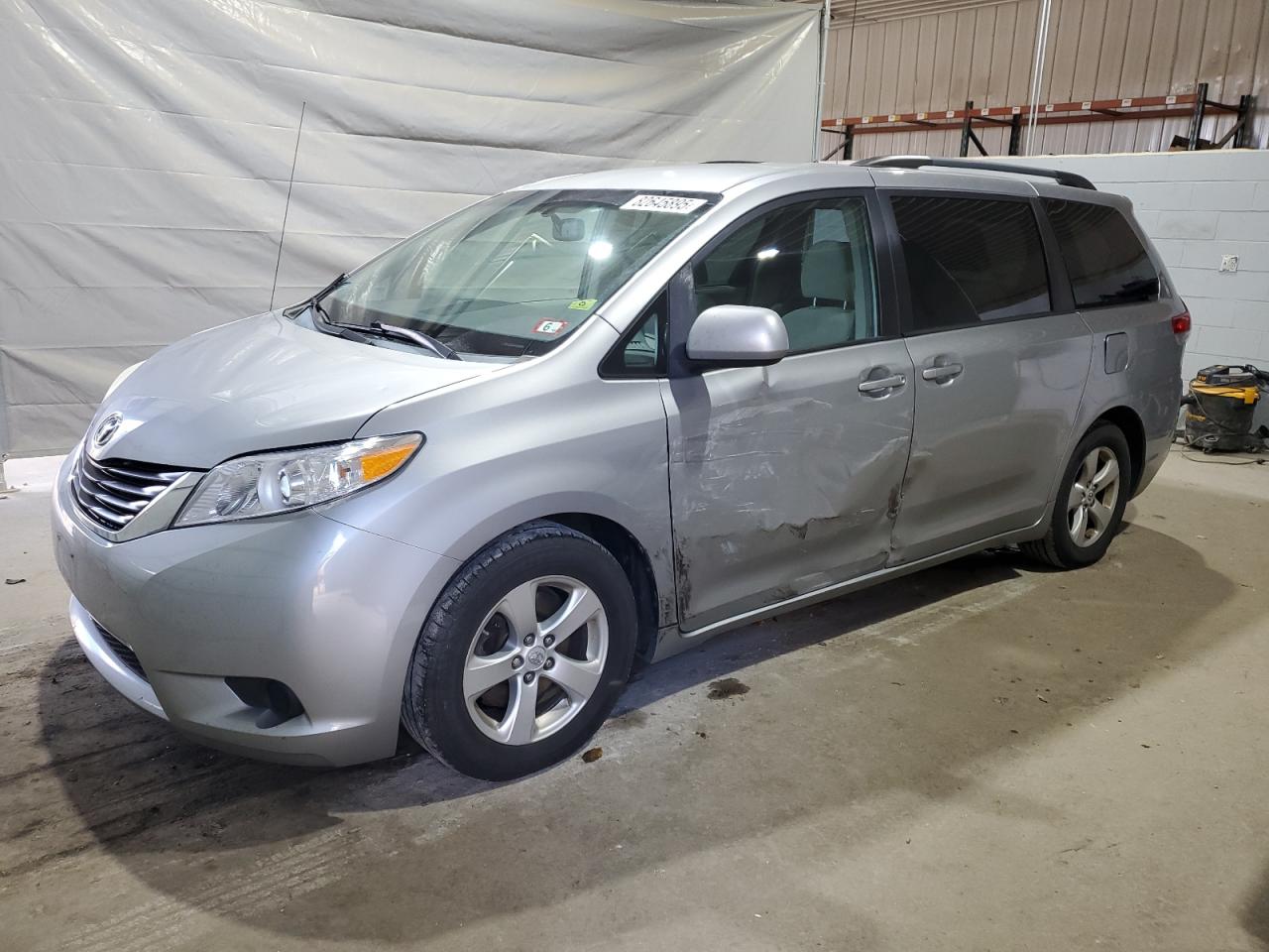 TOYOTA SIENNA LE 2011