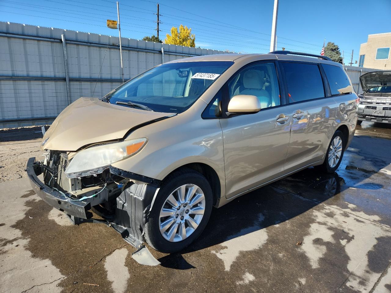 TOYOTA SIENNA LE 2011