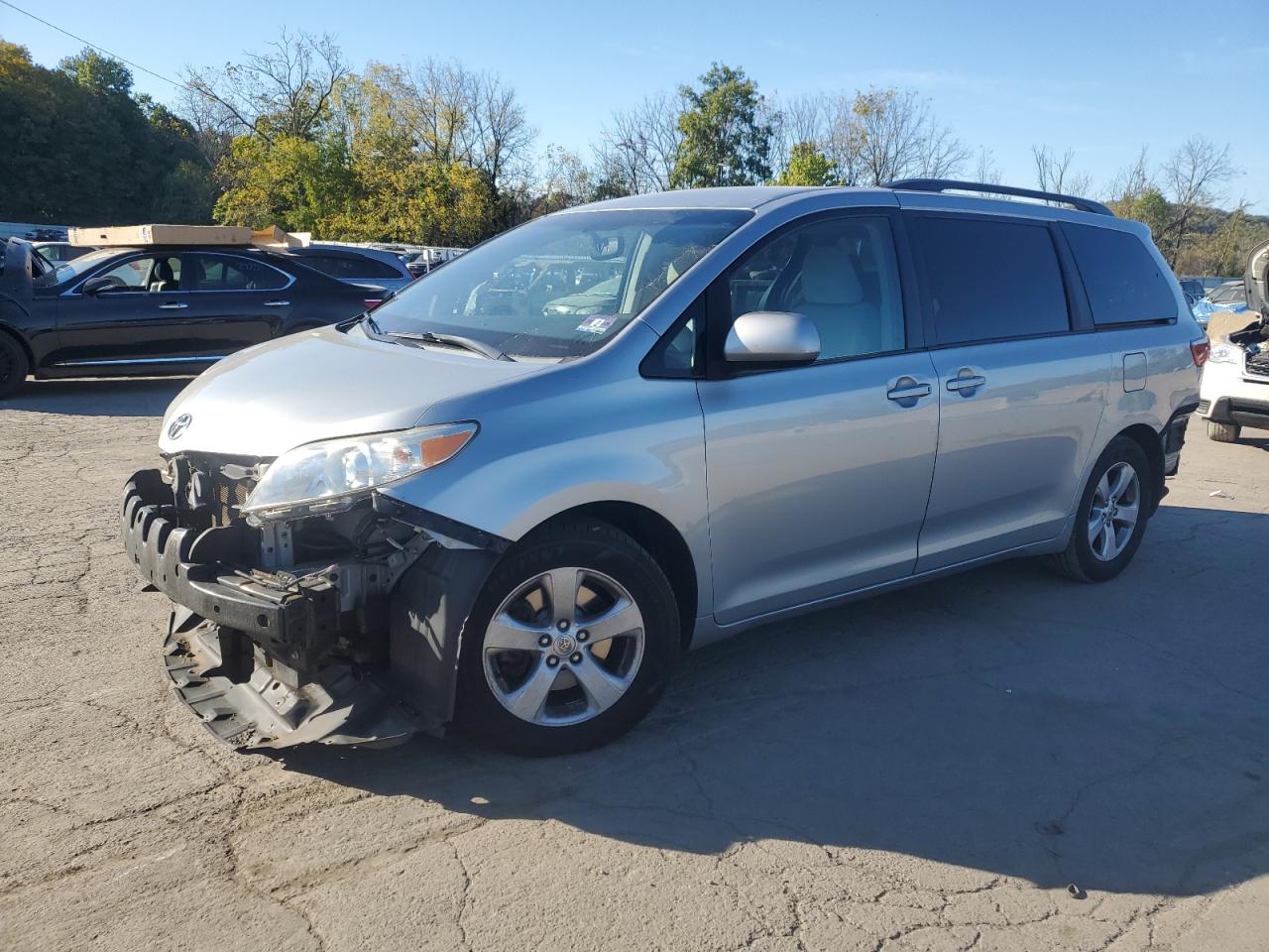 TOYOTA SIENNA LE 2015