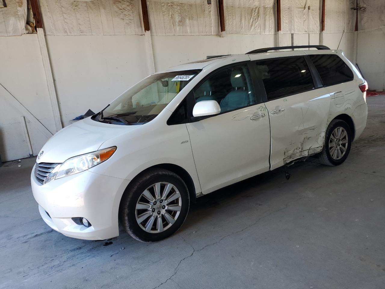 TOYOTA SIENNA XLE 2017
