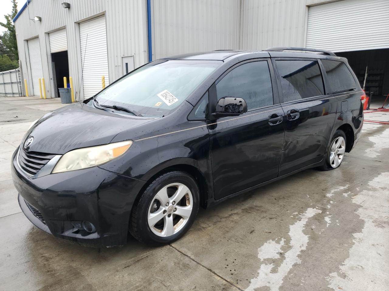 TOYOTA SIENNA LE 2011