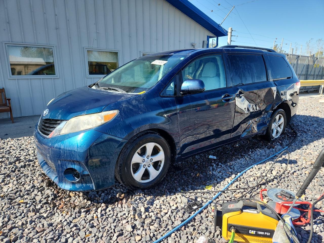 TOYOTA SIENNA LE 2011