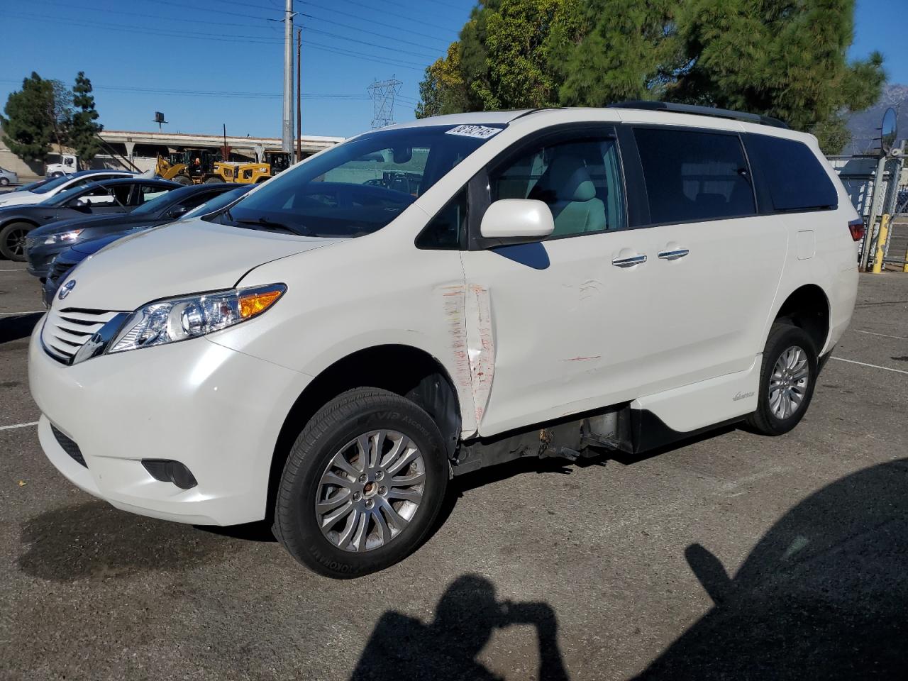 TOYOTA SIENNA XLE 2017