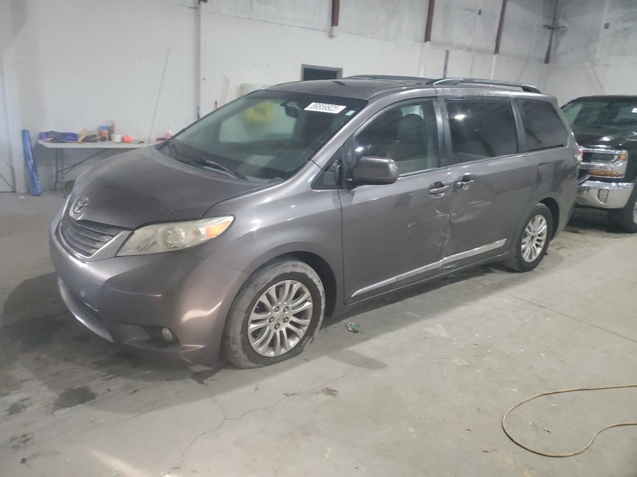 TOYOTA SIENNA XLE 2011