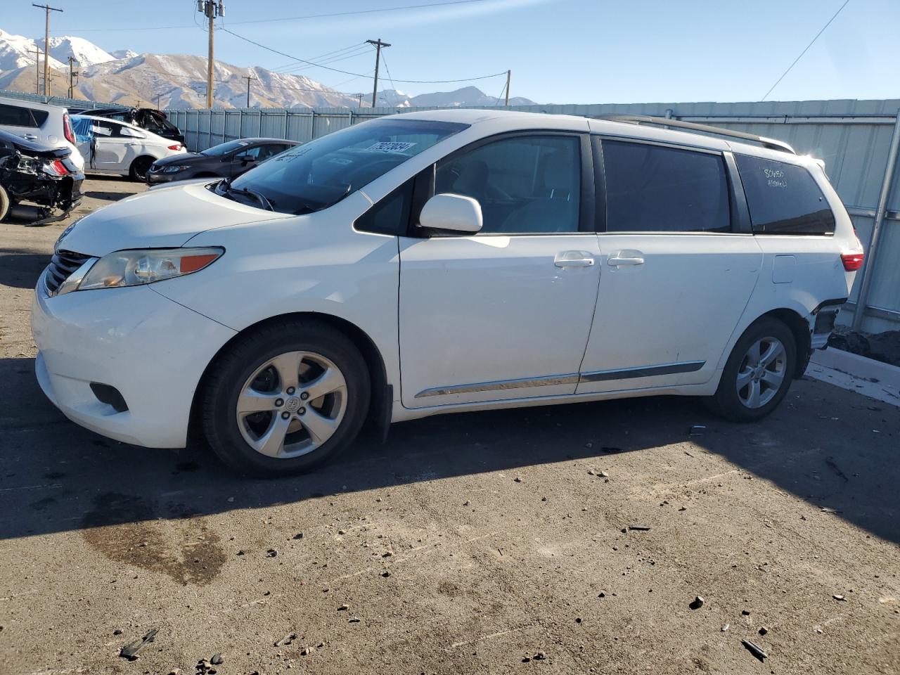 TOYOTA SIENNA LE 2015