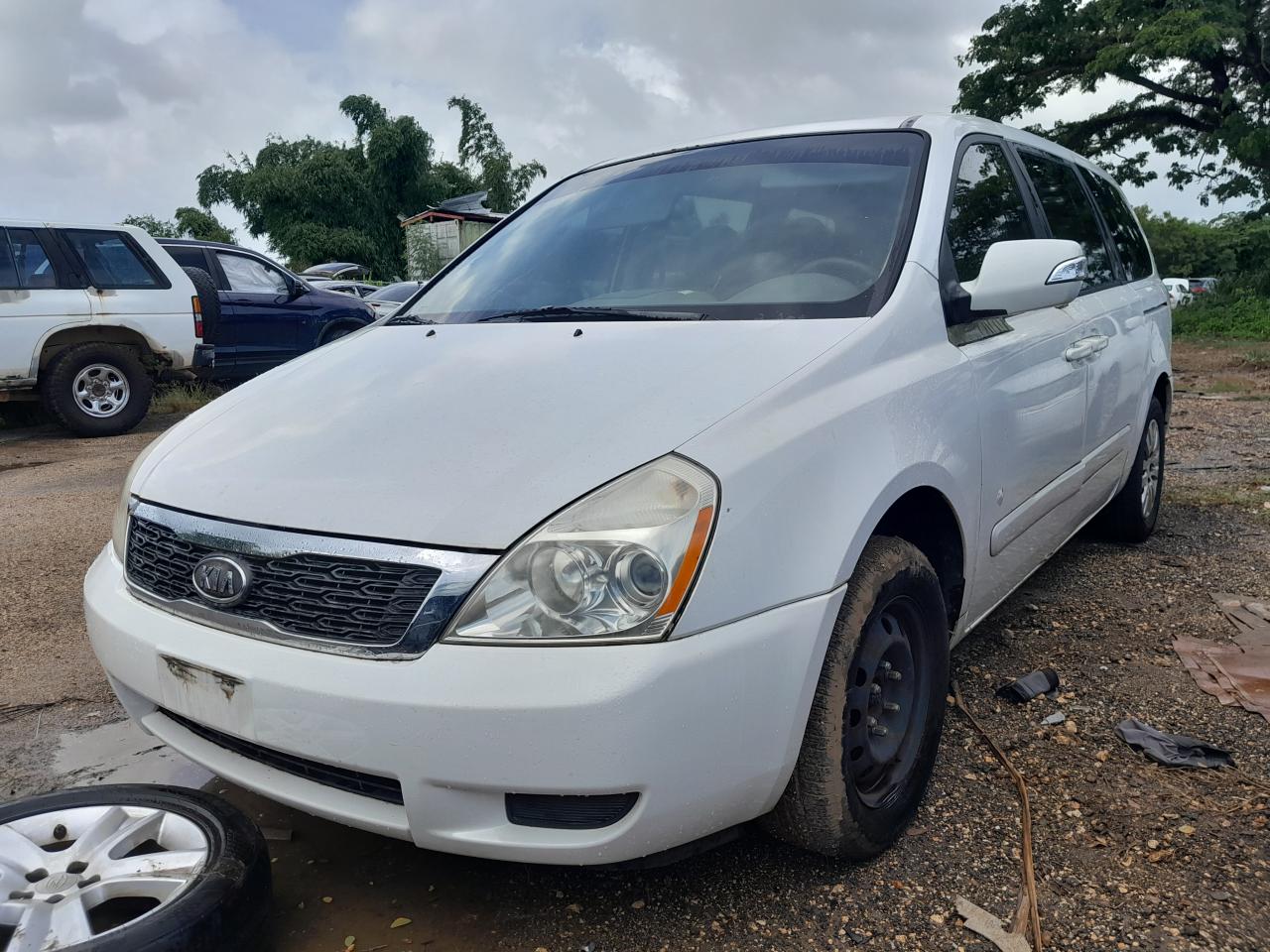 KIA SEDONA LX 2011