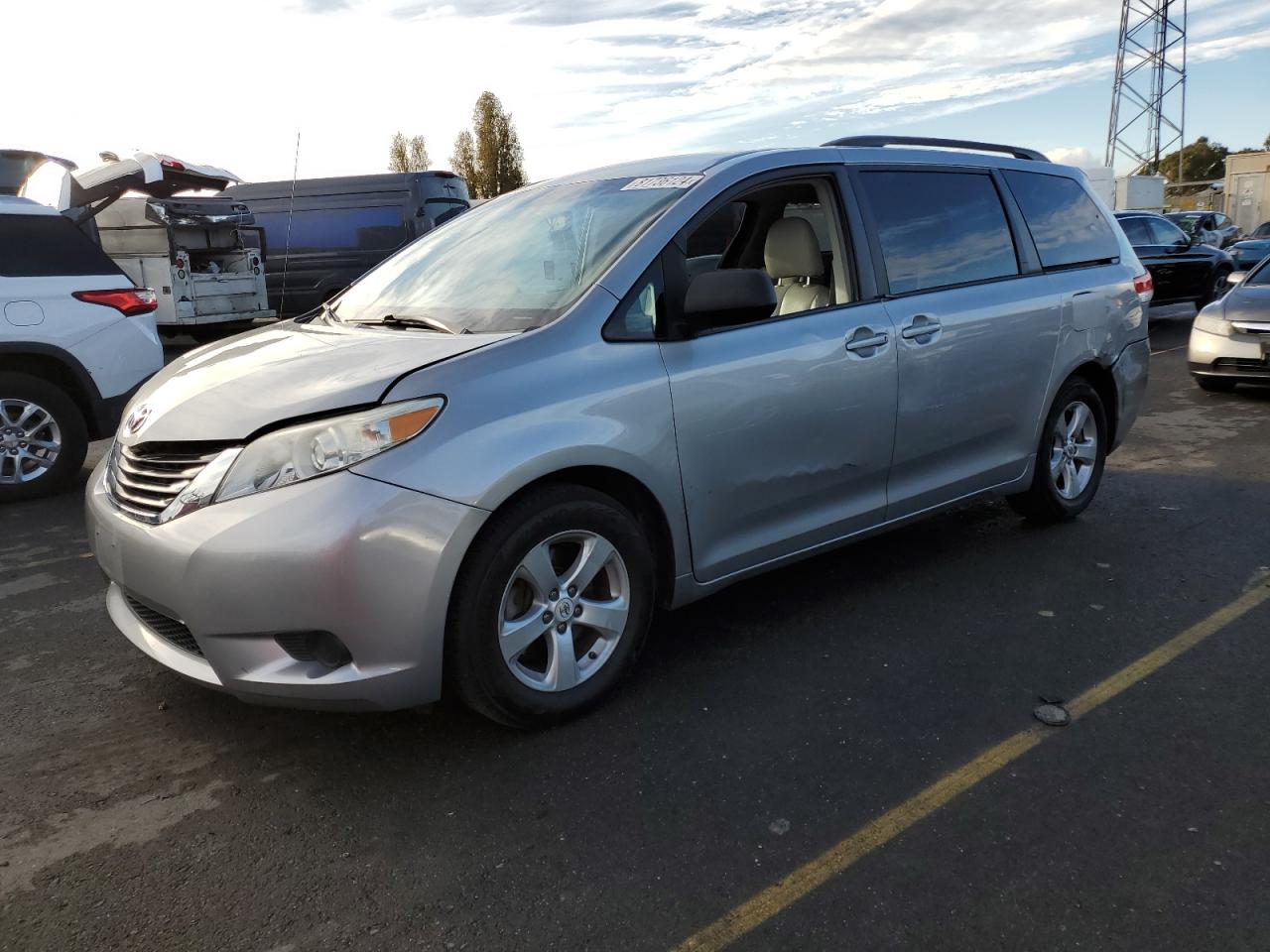 TOYOTA SIENNA LE 2012