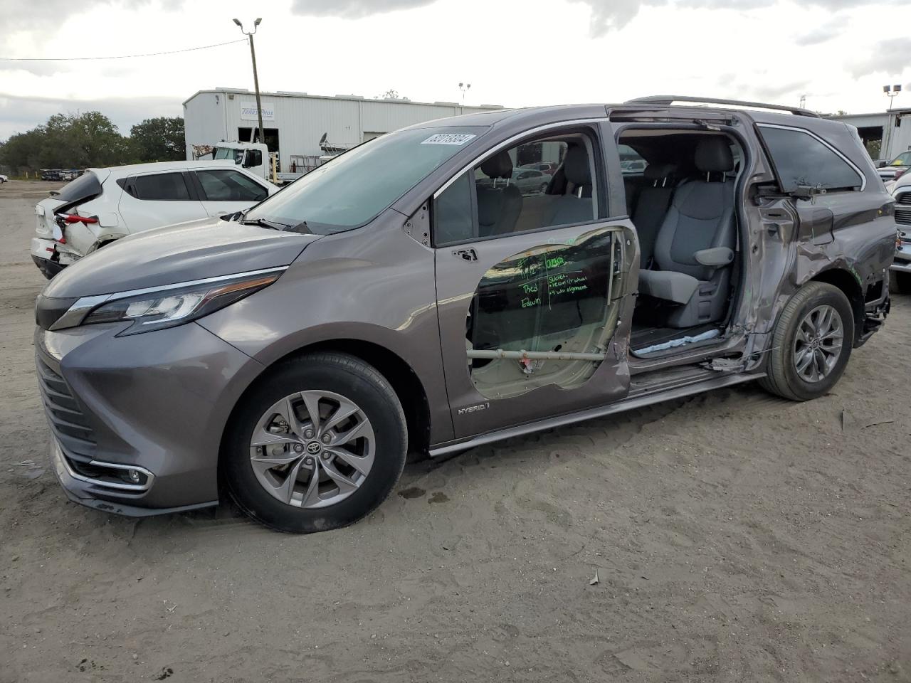 TOYOTA SIENNA XLE 2021