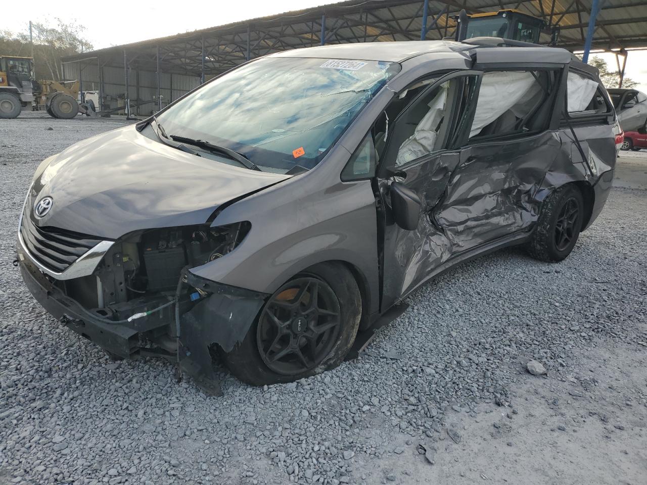 TOYOTA SIENNA LE 2013