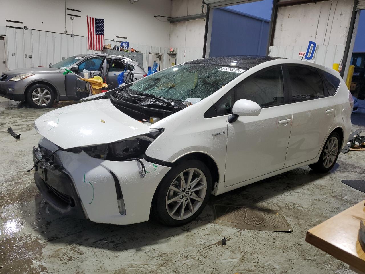 TOYOTA PRIUS V 2017