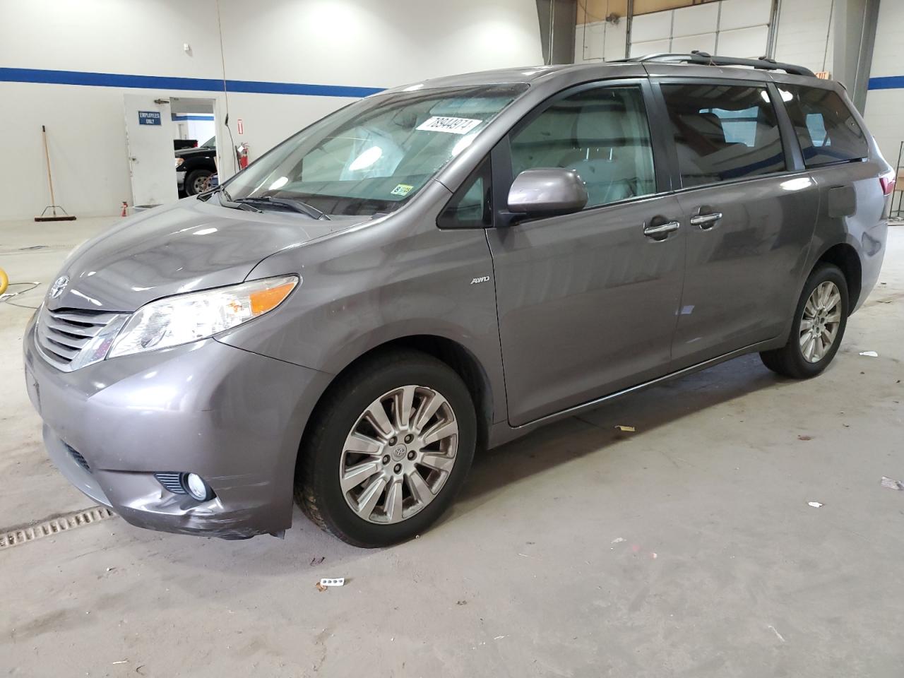 TOYOTA SIENNA XLE 2016