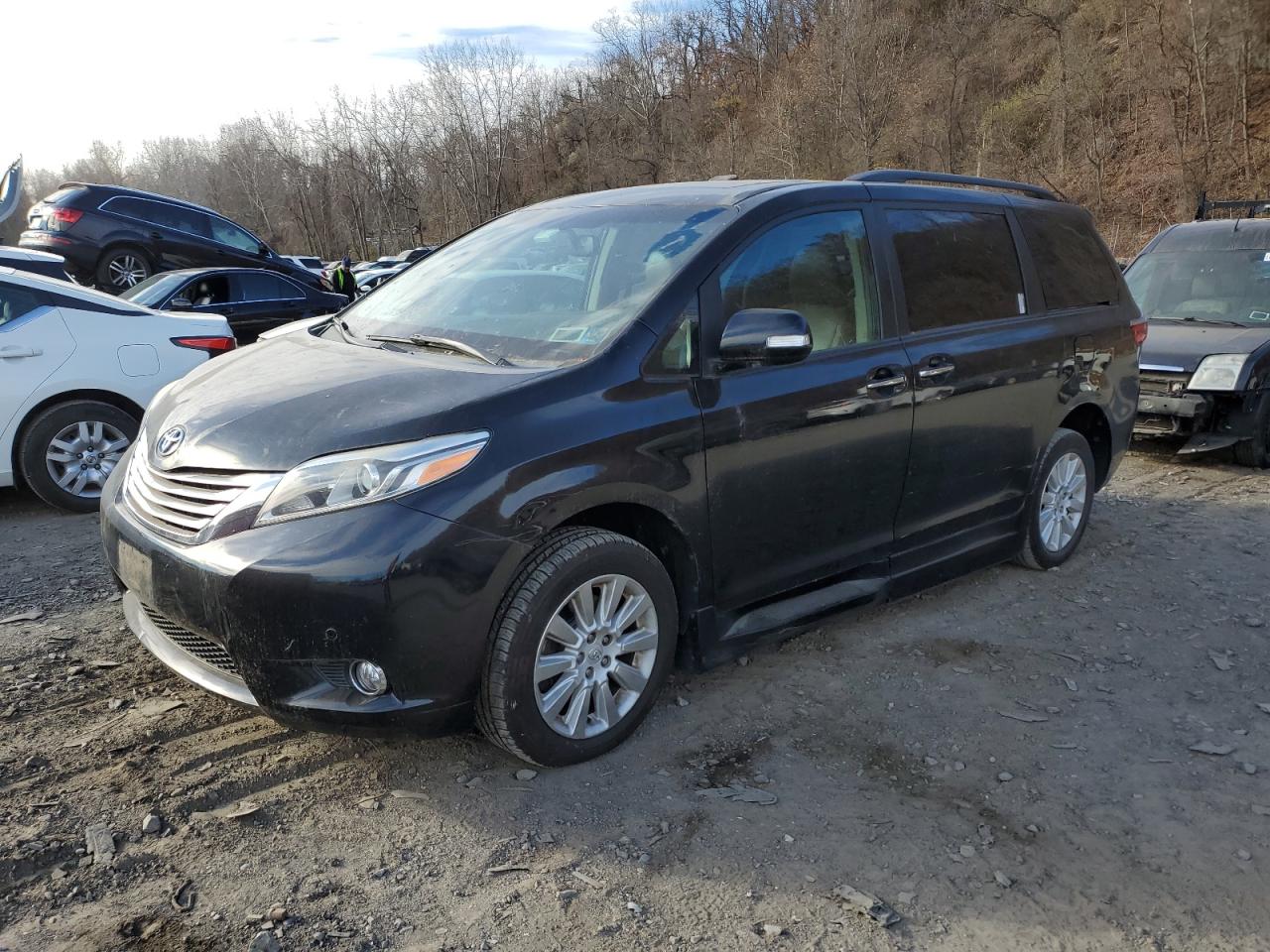 TOYOTA SIENNA XLE 2010