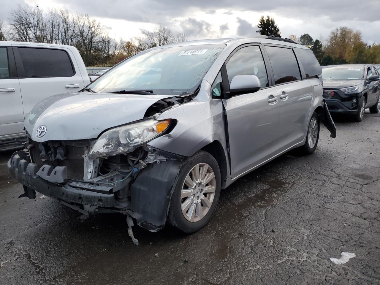 TOYOTA SIENNA LE 2012