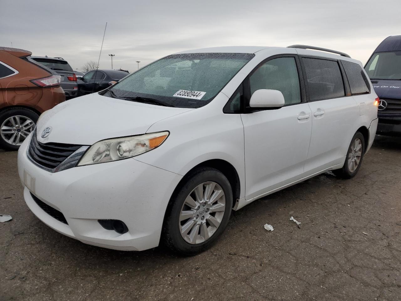 TOYOTA SIENNA LE 2014