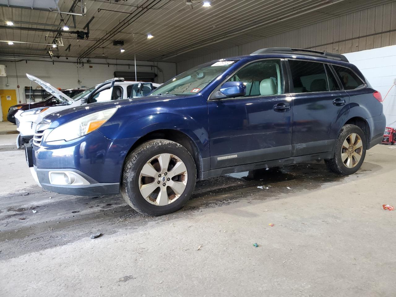 SUBARU OUTBACK 2. 2011