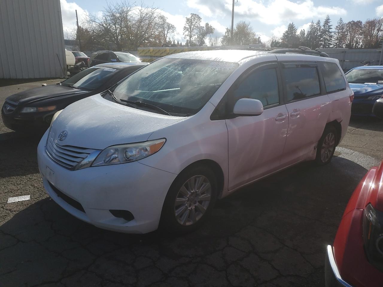 TOYOTA SIENNA LE 2015