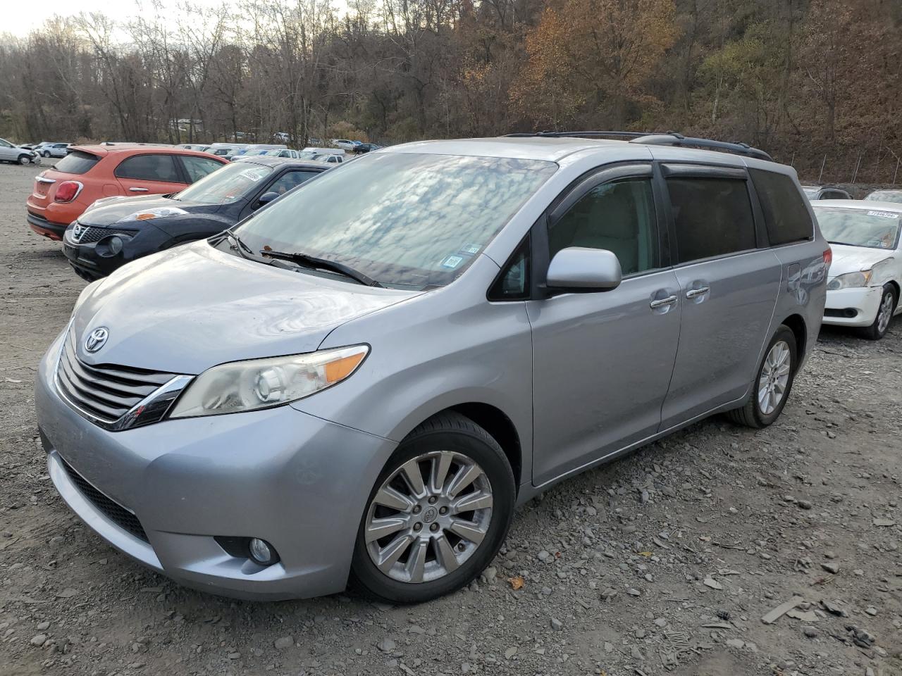 TOYOTA SIENNA XLE 2013