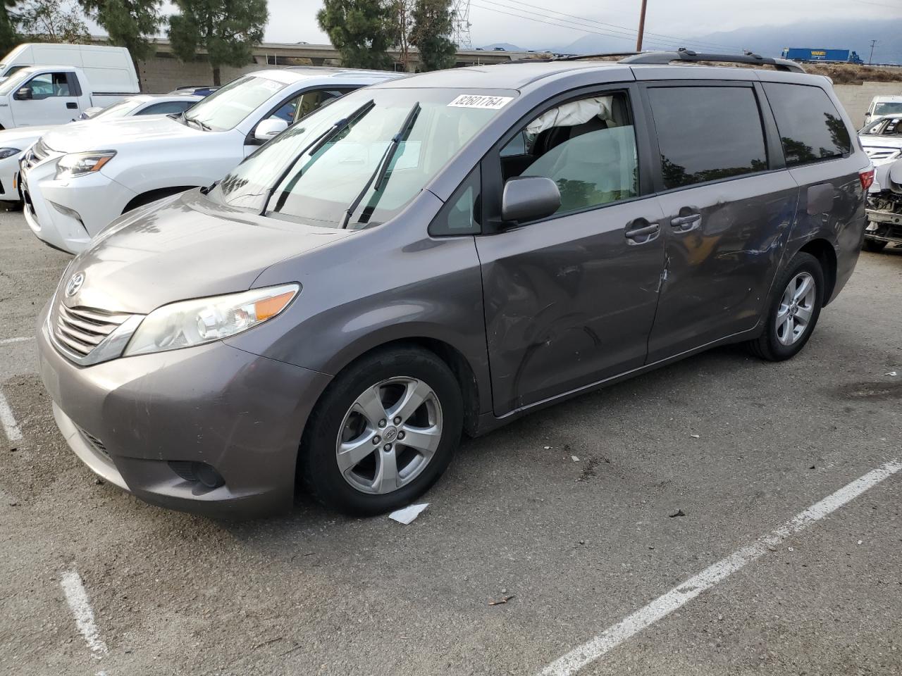 TOYOTA SIENNA LE 2015