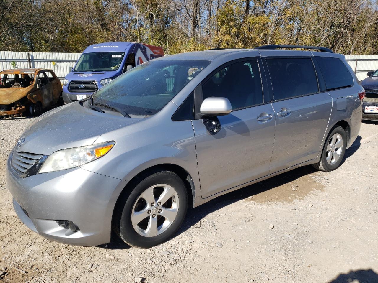 TOYOTA SIENNA LE 2017