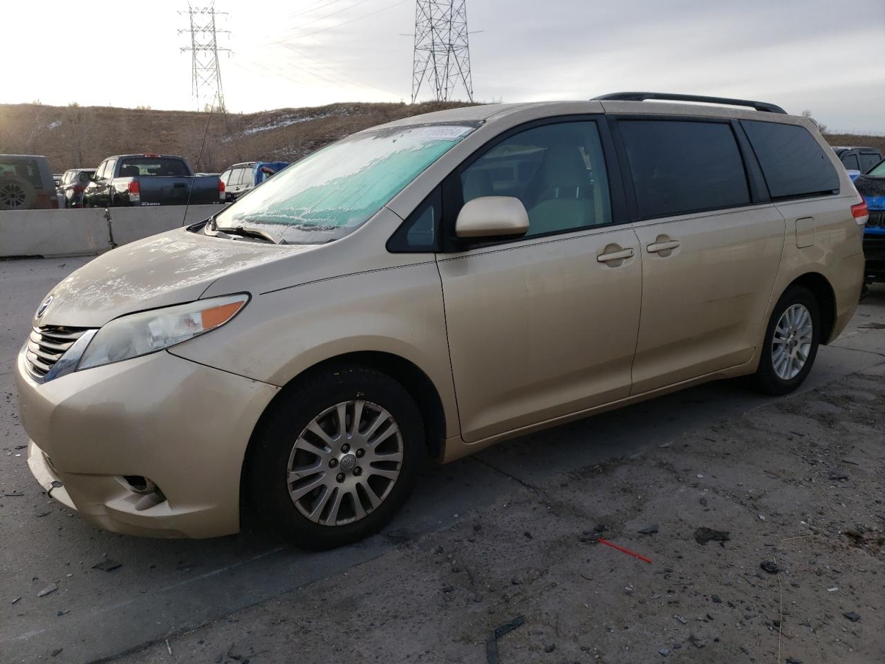 TOYOTA SIENNA LE 2011