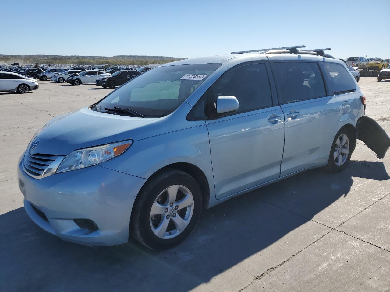 TOYOTA SIENNA LE 2015