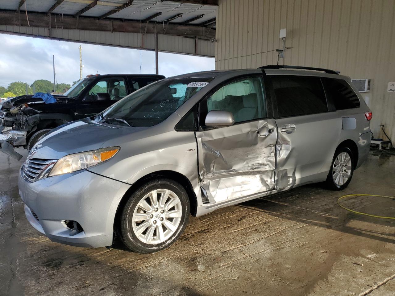 TOYOTA SIENNA LE 2016