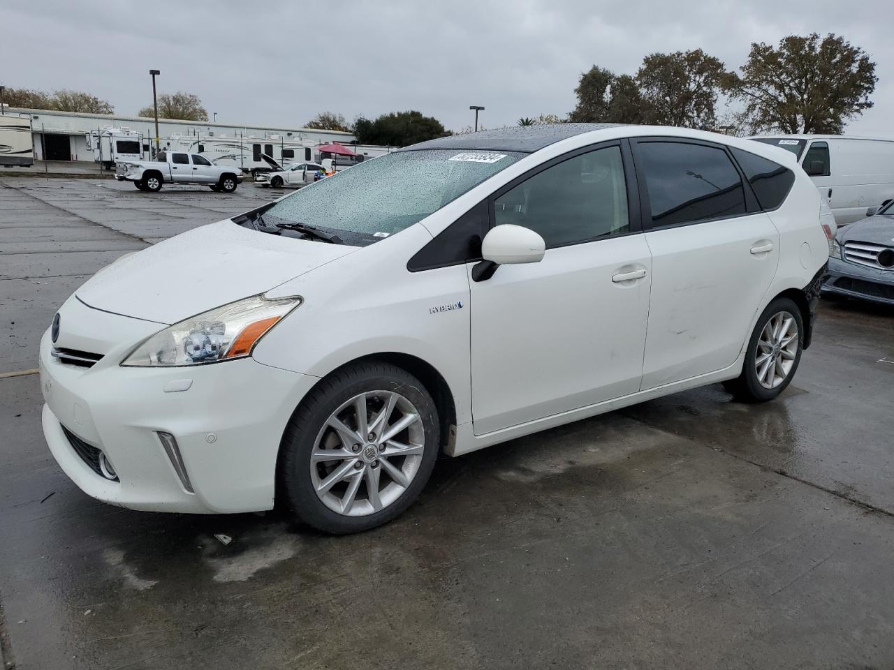 TOYOTA PRIUS V 2013