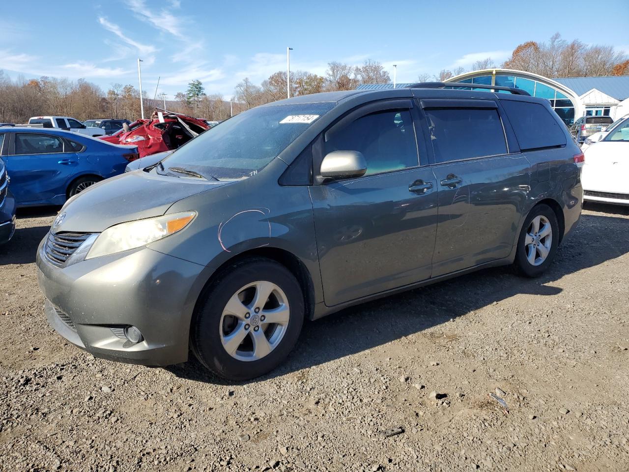 TOYOTA SIENNA LE 2011