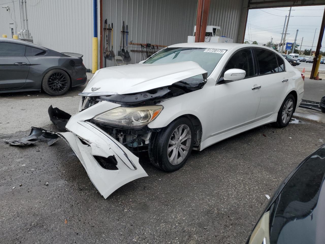 HYUNDAI GENESIS 3. 2013