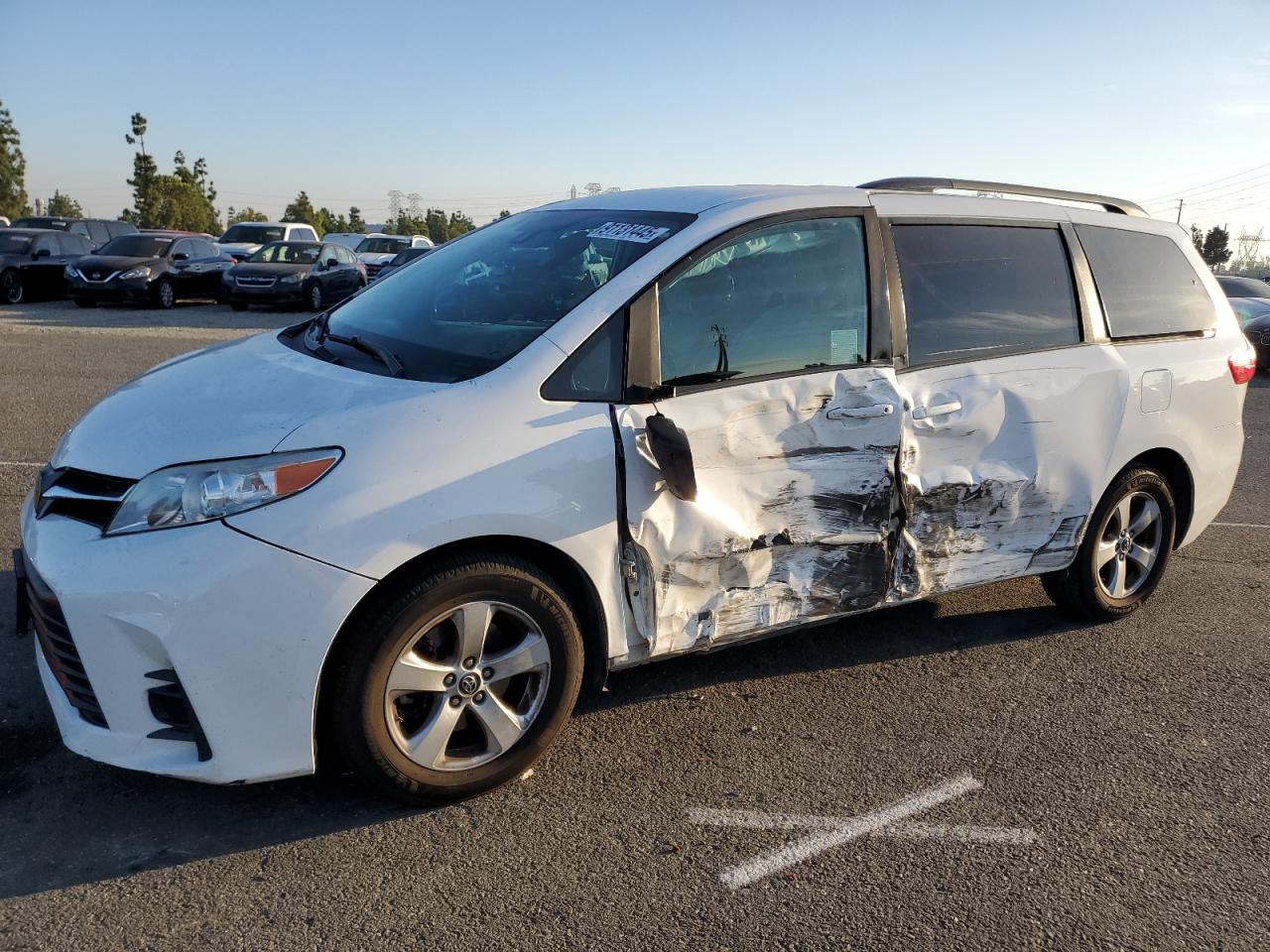 TOYOTA SIENNA LE 2019