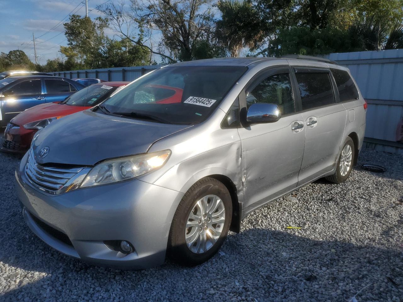 TOYOTA SIENNA XLE 2013
