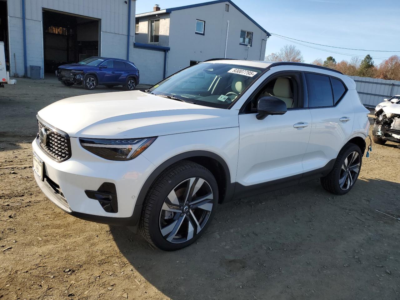 VOLVO XC40 2025