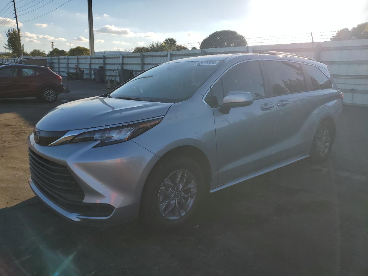 TOYOTA SIENNA LE 2023