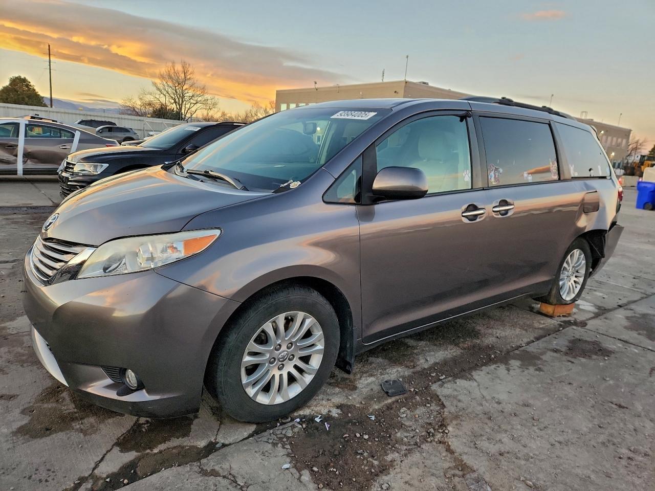 TOYOTA SIENNA XLE 2017