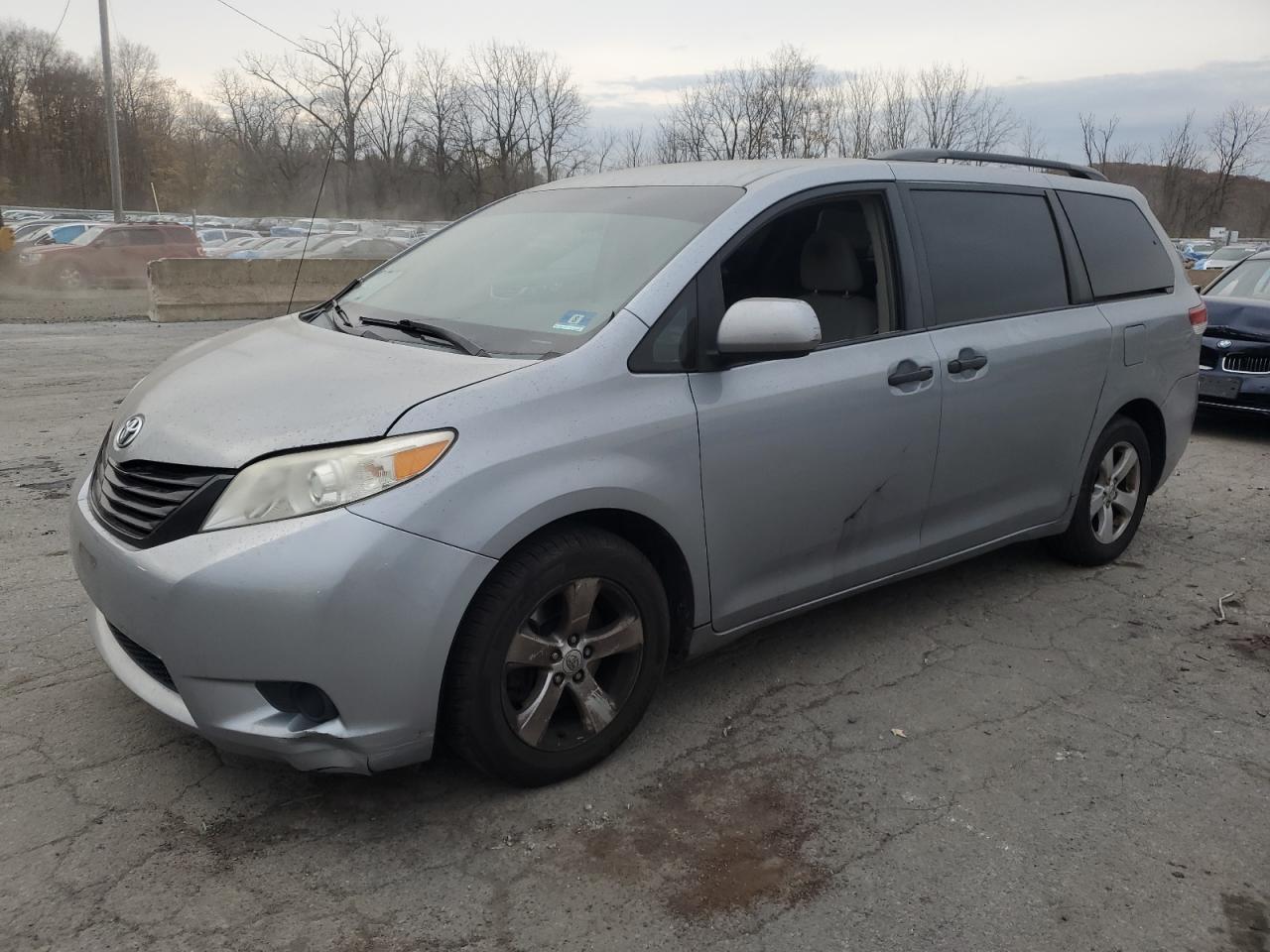 TOYOTA SIENNA 2011