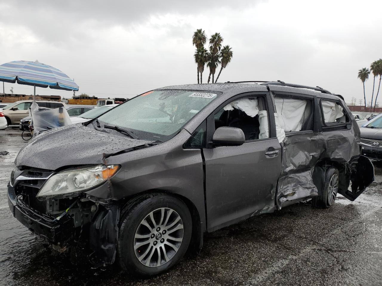 TOYOTA SIENNA XLE 2018