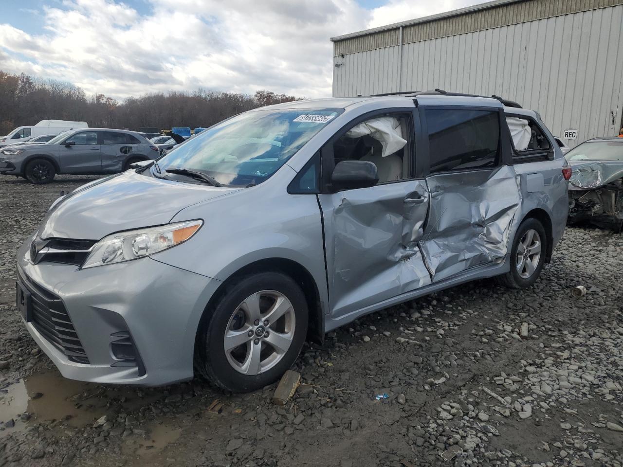 TOYOTA SIENNA LE 2018