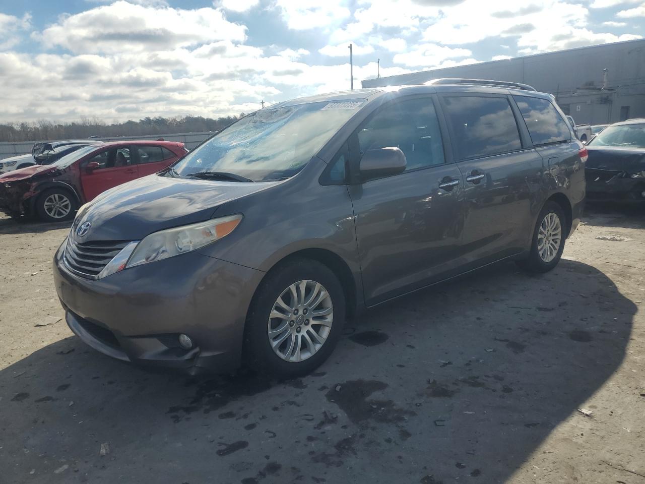 TOYOTA SIENNA XLE 2011