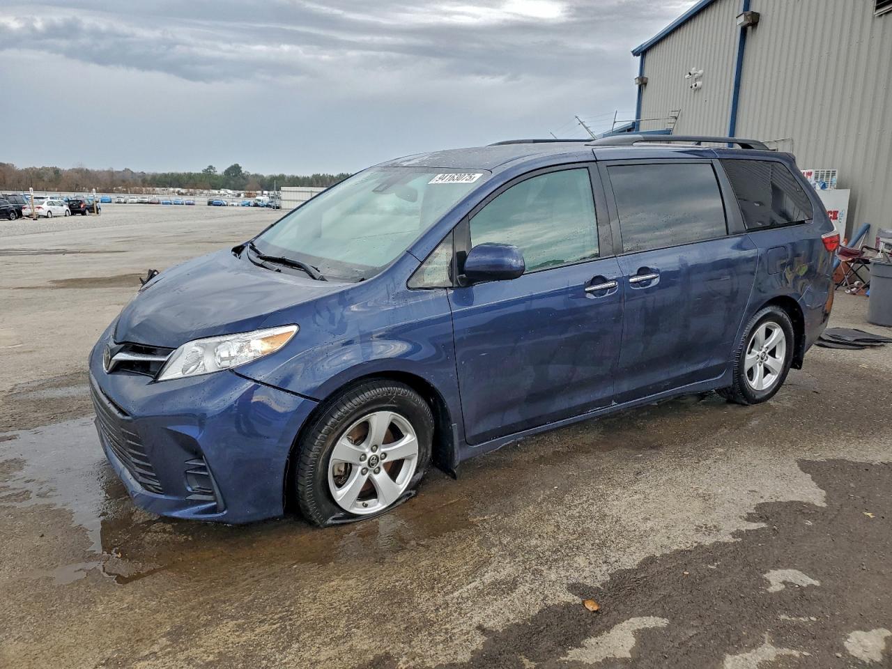 TOYOTA SIENNA LE 2019